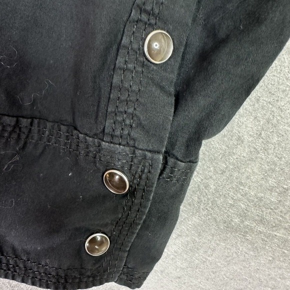 True Religion Woman Top Sz Medium Cropped Pearl Snaps Logo Pockets Raw Hem READ - Picture 11 of 14